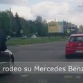 Kauniečiai nufilmavo, kaip „Mercedes Benz“ keleivis gaudo vėją