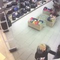 Apvogtos parduotuvės geranoriškumas nepadėjo: nufilmuota moteris susimokėti negrįžo