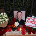 Люди продолжают нести цветы к мемориалам в память о Навальном