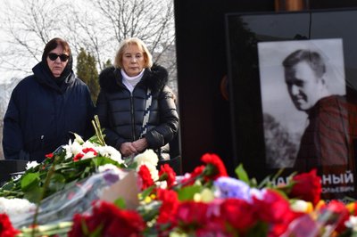 Rusijos opozicijos lyderio Aleksejaus Navalno motina aplankė jo kapą šeštadienį