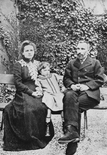 Trys Nobelio premijos laureatai - Marija ir Pierre'as Curie su dukra Irene