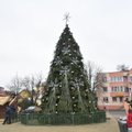 Lazdijai pradėjo švęsti – mieste jau stovi jauki Kalėdų eglutė, į kurią galima įeiti
