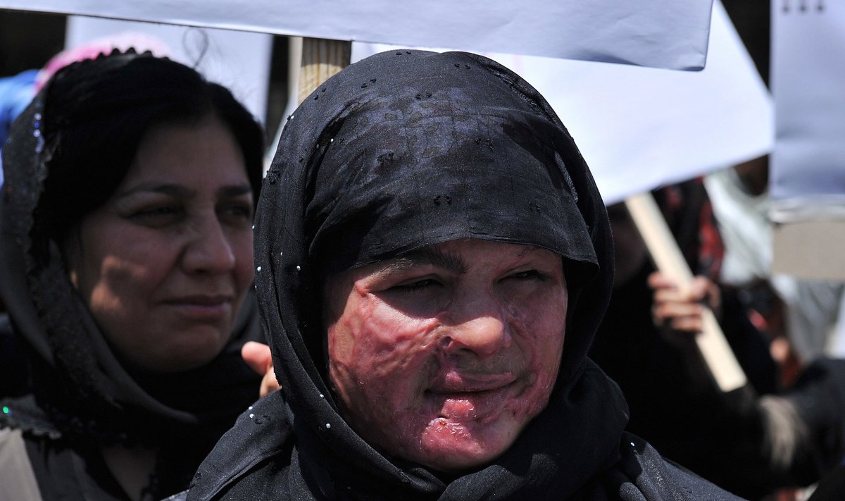 Afganistanietės protestavo prieš viešas mirties bausmes moterims