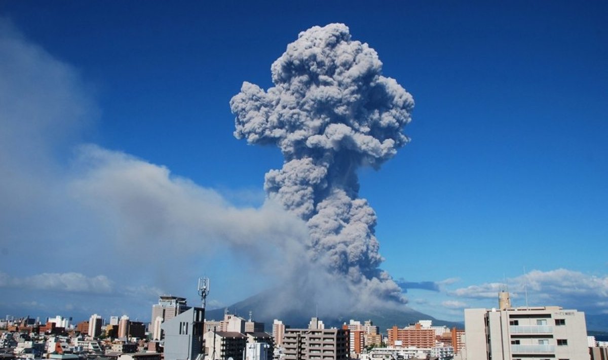 Sa­ku­ra­dži­mos ug­ni­kal­nio išsiveržimas Japonijoje. Japonijos meteorologijos agentūros nuotr. 