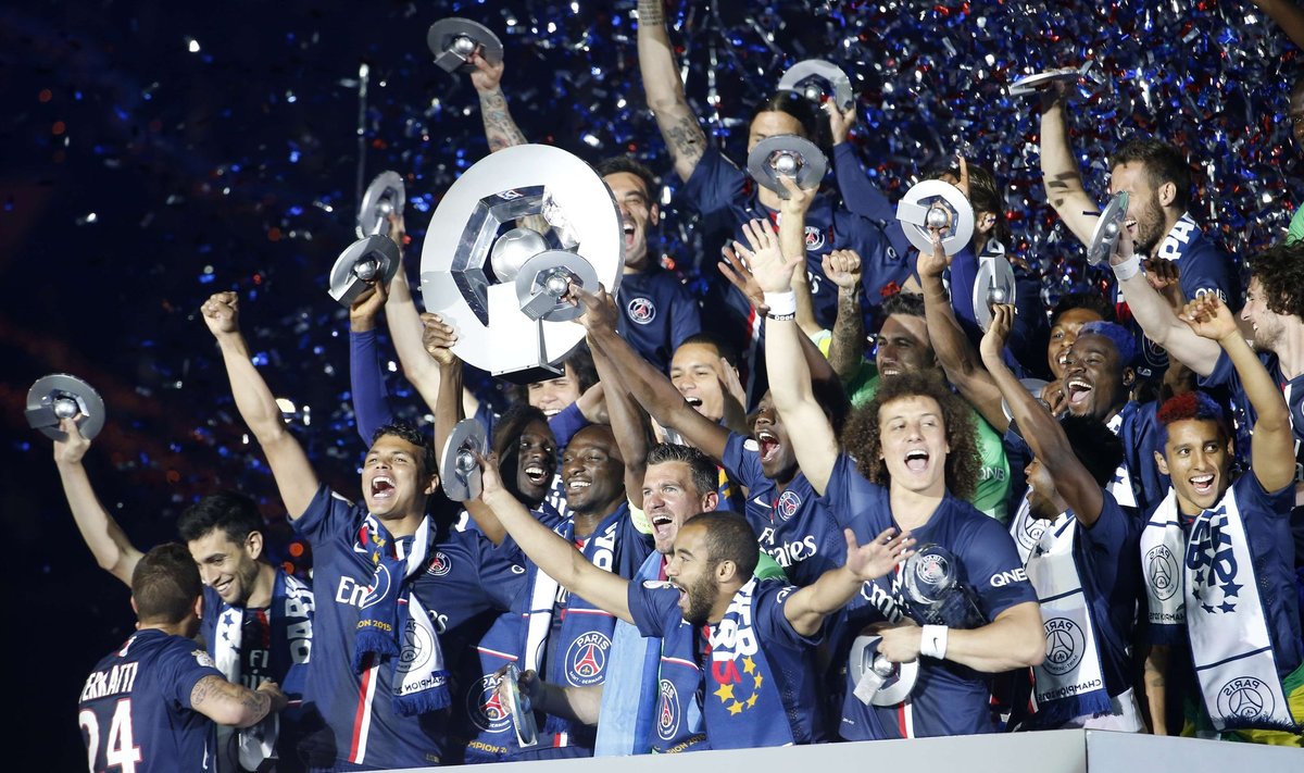 Paryžiaus futbolininkai su nugalėtojų trofėjumi