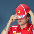 „Formulės 1“ žvaigždė Raikkonenas nubaustas už susidūrimą automobilių aikštelėje