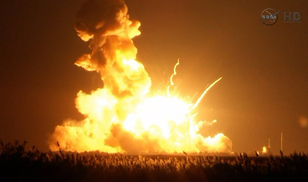 Pakilimo metu sprogo NASA raketa