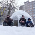 Kaune praeivius traukia įspūdingas iglu namelis: statybos užtruko kelias dienas, sunaudojo 300 kibirų vandens