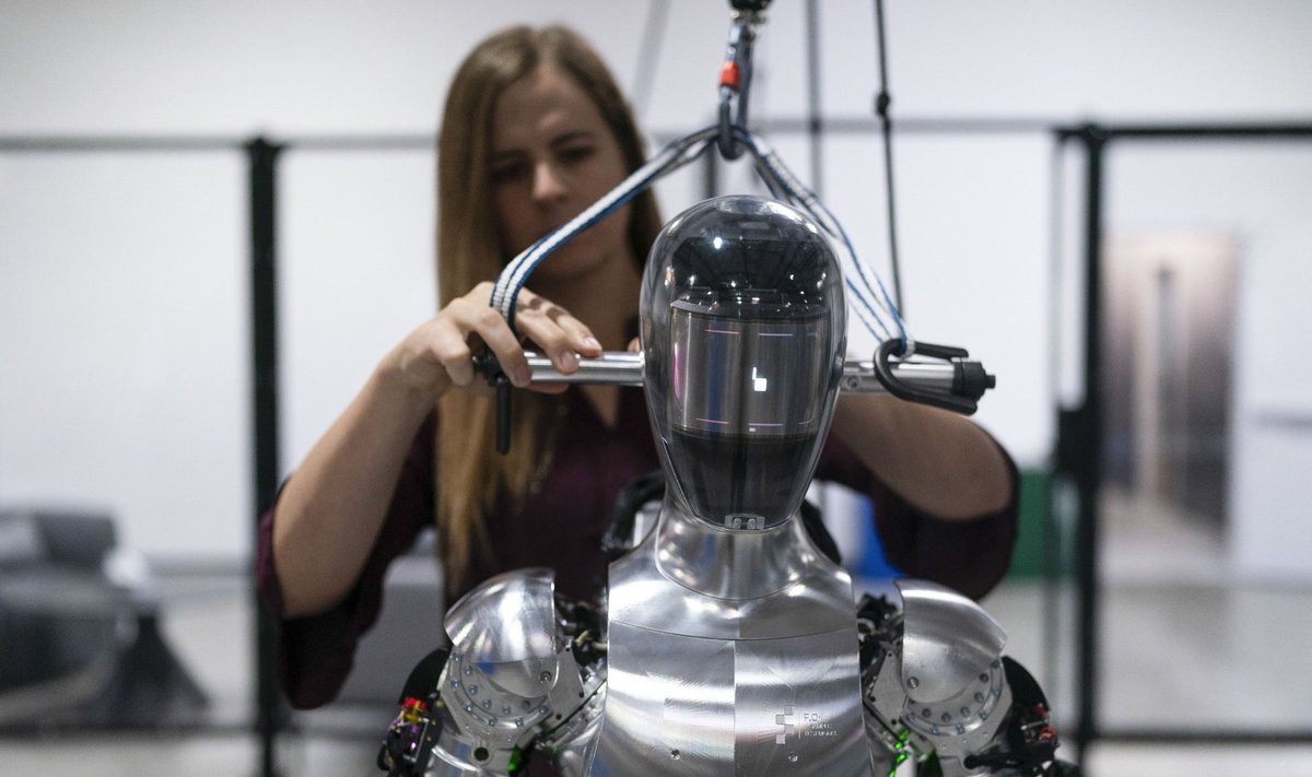 Dirbtinio intelekto inžinierė Jenna Reher dirba su humanoidiniu robotu „Figure 01“