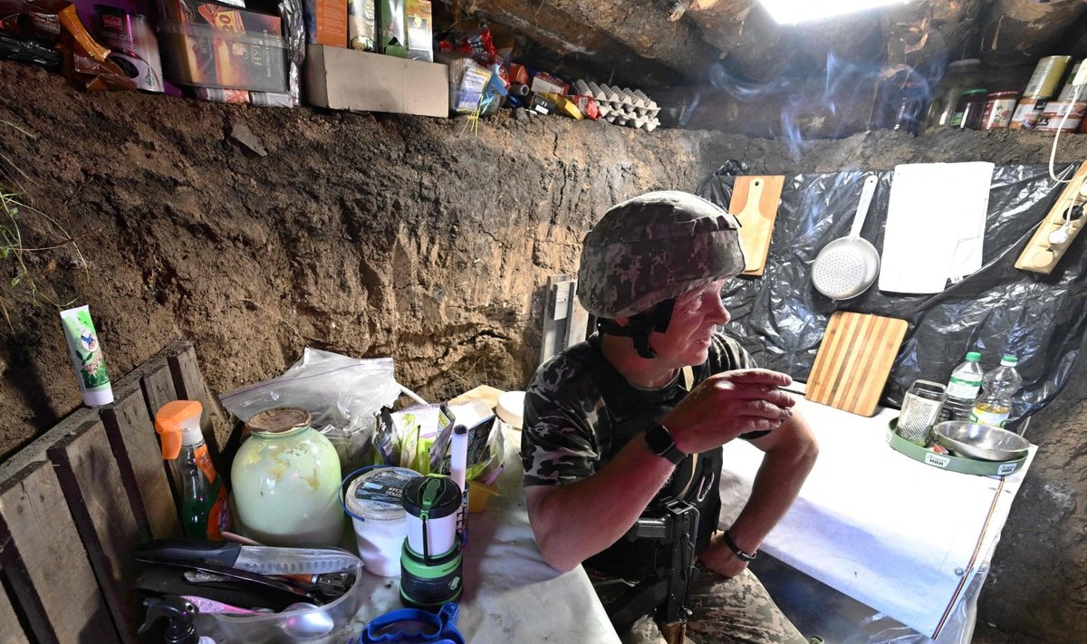 54 metų Ukrainos karys ilsisi apkasuose, Chersono srityje