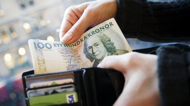 Švedijos kronos silpnumas gali kelti rimtų problemų: baiminamasi, kad tai sutrukdys pažaboti infliaciją
