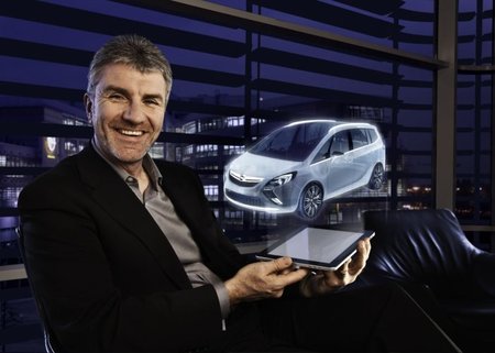Opel dizaino viceprezidentas Markas Adamsas demonstruoja pirmą užuominą į „Zafira Tourer Concept“