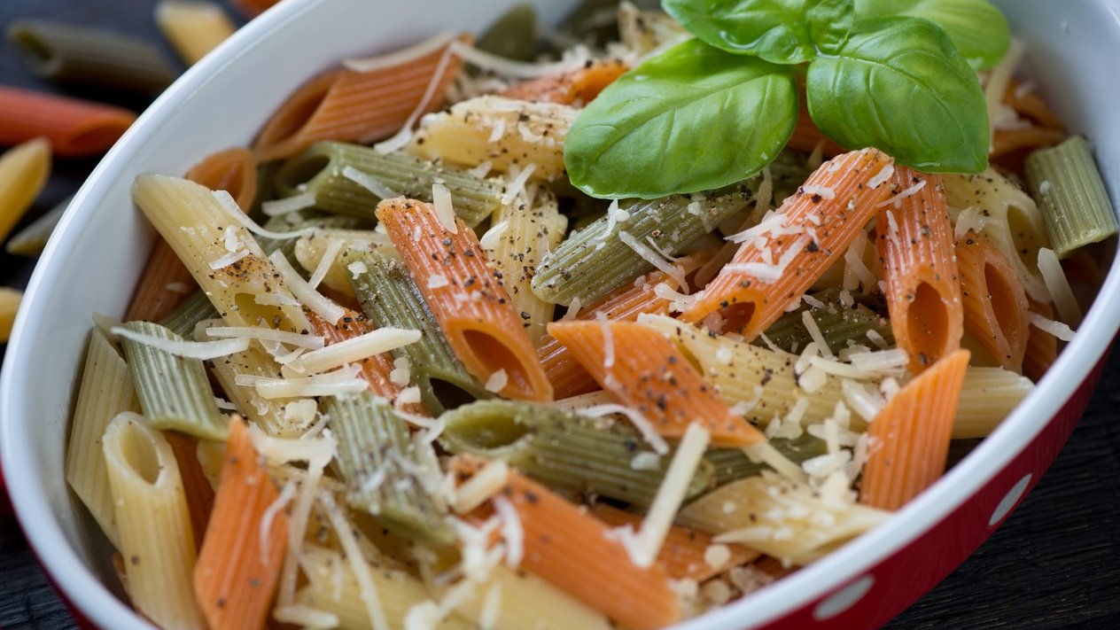 Trijų spalvų makaronai su Genujos pesto padažu