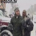 JAV policininkas per sniego mūšį išsitraukė pistoletą