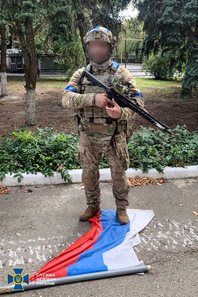 Ukrainos karys, pamynęs Rusijos vėliavą Rytų Ukrainoje