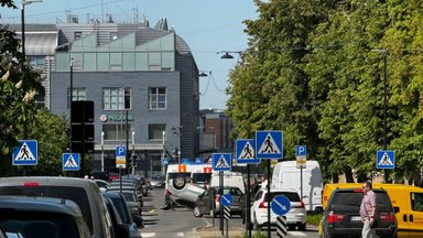 Avarija Vilniuje: gatvėje apvirto įtariama girto vairuotojo automobilis