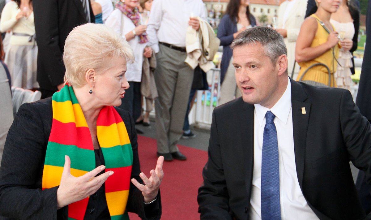 Dalia Grybauskaitė ir Olafuras Rafnssonas per 2011 metų Europos krepšinio čempionatą