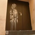 Jautrus gatvės menininko Banksy piešinys ant avarinio „Bataclan" koncertų salės išėjimo durų