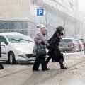 Į kelius sugrįžus žiemai policija įspėja vairuotojus būti atidiems