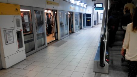 Metro stoties platforma su automatinėmis durimis