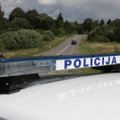 Neblaivus vairuotojas bandė suvažinėti policininką, o paskui užklimpo laukuose