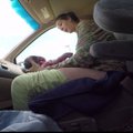 Kvapą gniaužiantys vaizdai: vyras nufilmavo, kaip jo žmona gimdo automobilyje