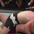 Pirmą kartą UFC istorijoje: rusas varžovą prismaugė gulėdamas ant nugaros