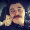 Policininkas išgelbėjo kačiuką, kurio žvilgsniui neįmanoma atsispirti