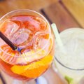 3 skonių kupini nealkoholiniai kokteiliai, leisiantys maloniai atsigaivinti karštą vasaros dieną
