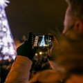 Įvertino miestų Kalėdų eglutes – per įžiebimą pastebėjo keistą momentą