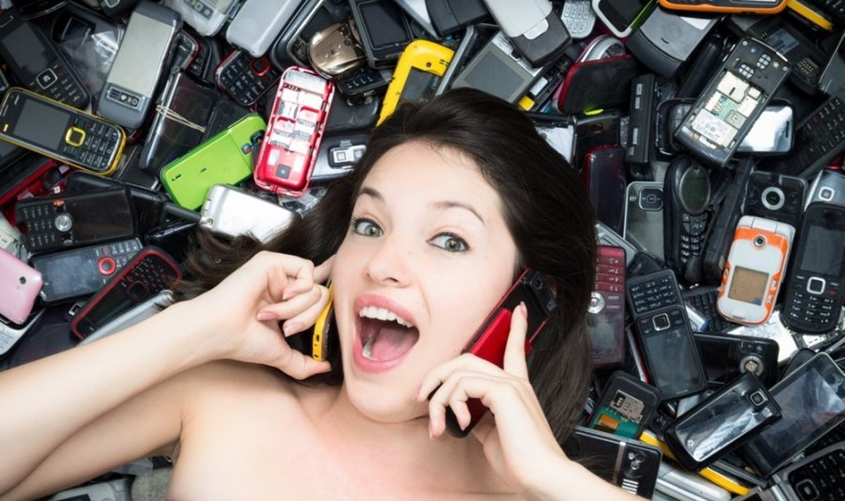 Žmonių prašoma nekaupti senų telefonų