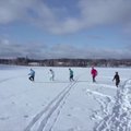 Suomiai po sniegą bėgioja mūvėdami tik vilnones kojines