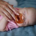Ar nučiulpti kūdikio išspjautą žinduką: kai kurie specialistai būtent taip ir pataria elgtis