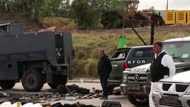 Kosovo policija parodė po operacijos vienuolyne konfiskuotus ginklus