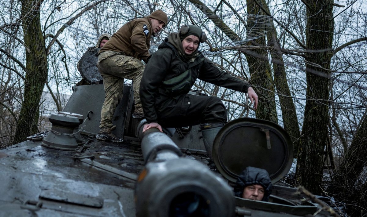 Ukrainos kariai sėda į savaeiges haubicas netoli fronto linijos Charkovo srityje