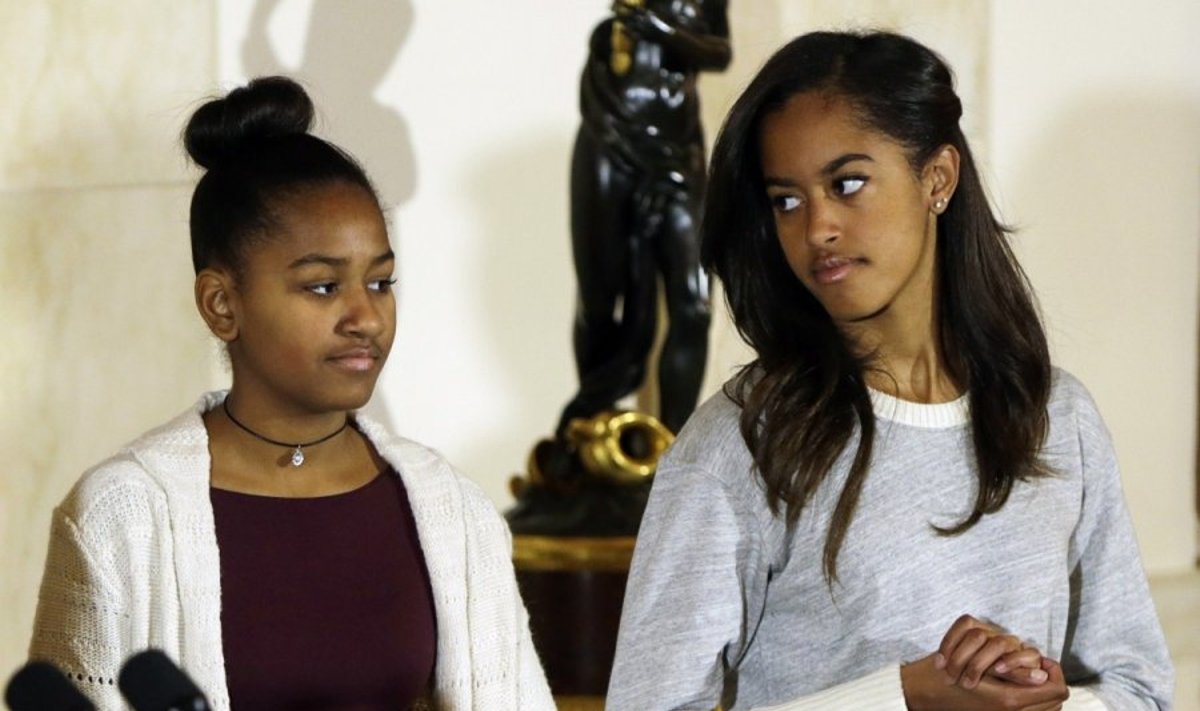 B. Obamos dukterys malonės kalakutams suteikimo ceremonijoje