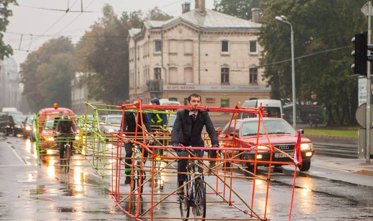 Latviai nusprendė pademonstruoti, kiek vietos gatvėje užimtų automobilis
