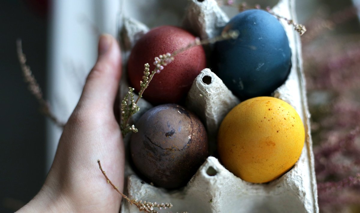 Kiaušinių marginimas natūraliais produktais