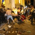 Gruzijoje 10 tūkst. žmonių bandė šturmuoti parlamentą, naktį įsiveržė į valdančiosios partijos būstinę