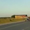 Čečėnijos greitkelyje nedidelis lėktuvas trenkėsi į automobilį