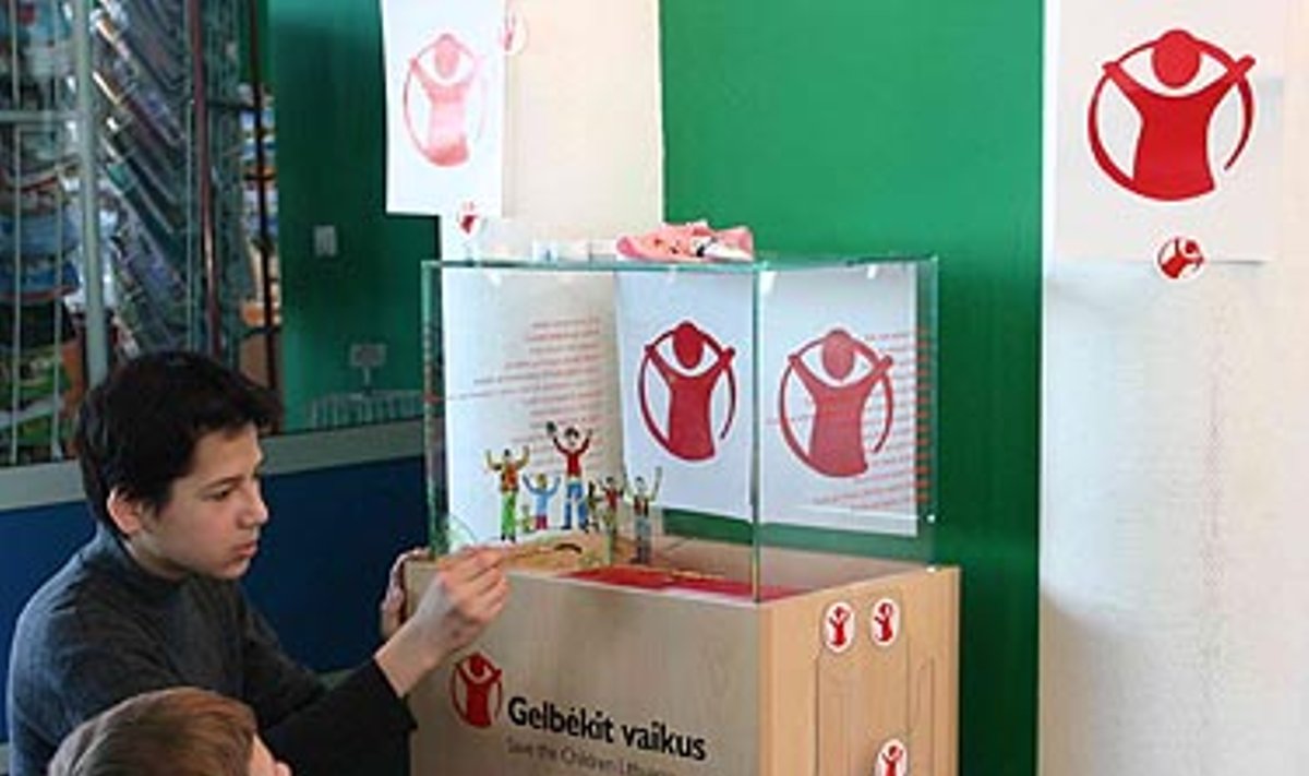 „Gelbėkit vaikus/ Save the Children Lithuania“  aukų dėžutė (E.Paukštės nuotr.)