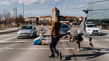 Tarptautinė laimės diena Kaune: muzika, skambanti nuo stogų, augintiniai bibliotekoje ir orkestras kino teatre