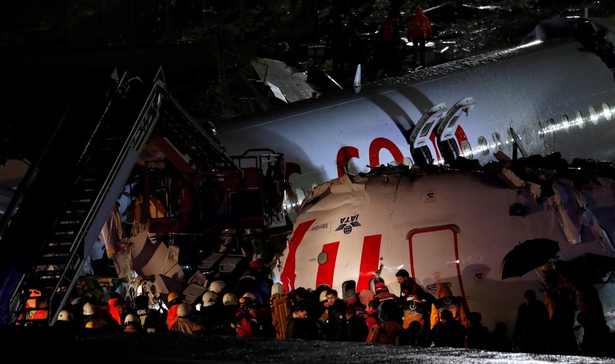 Stambule nusileidęs lėktuvas sulūžo ir užsidegė