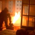 Drąsus ugniagesys iš buto plikomis rankomis išnešė degantį dujų balioną