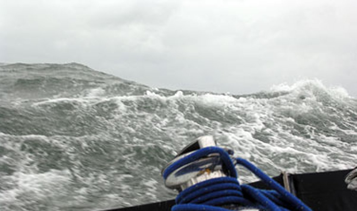 Baltijos jūroje štormas - 9 balai, labai šapia, labai purto - labai sudėtinga fotografuoti. Eglės Raslavičienės nuotr.
