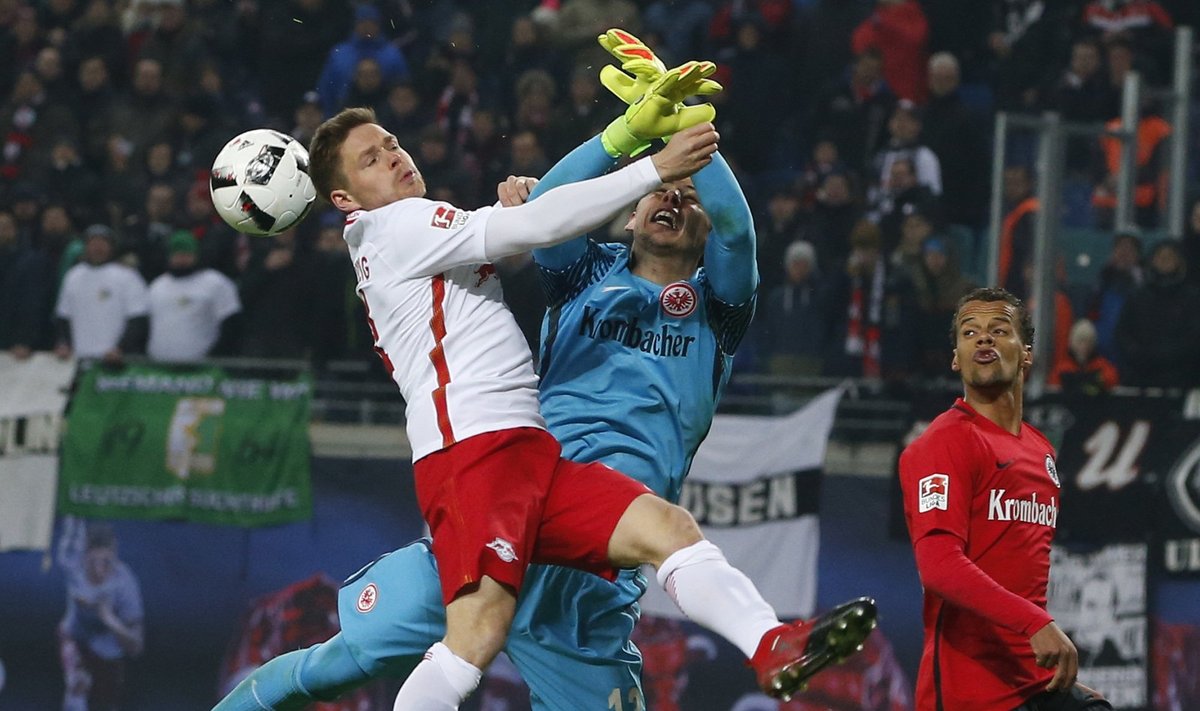 Dominikas Kaiseris kovoja su „Eintracht“ vartininku Heinzu Lindneriu