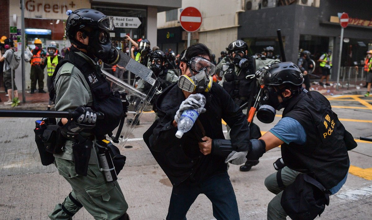 Honkongo policija vaiko protestuotojus