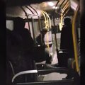 Vilniaus autobuse – žirklėmis ginkluotas vyras: puolė keleivius ir dūrė sau į kaklą