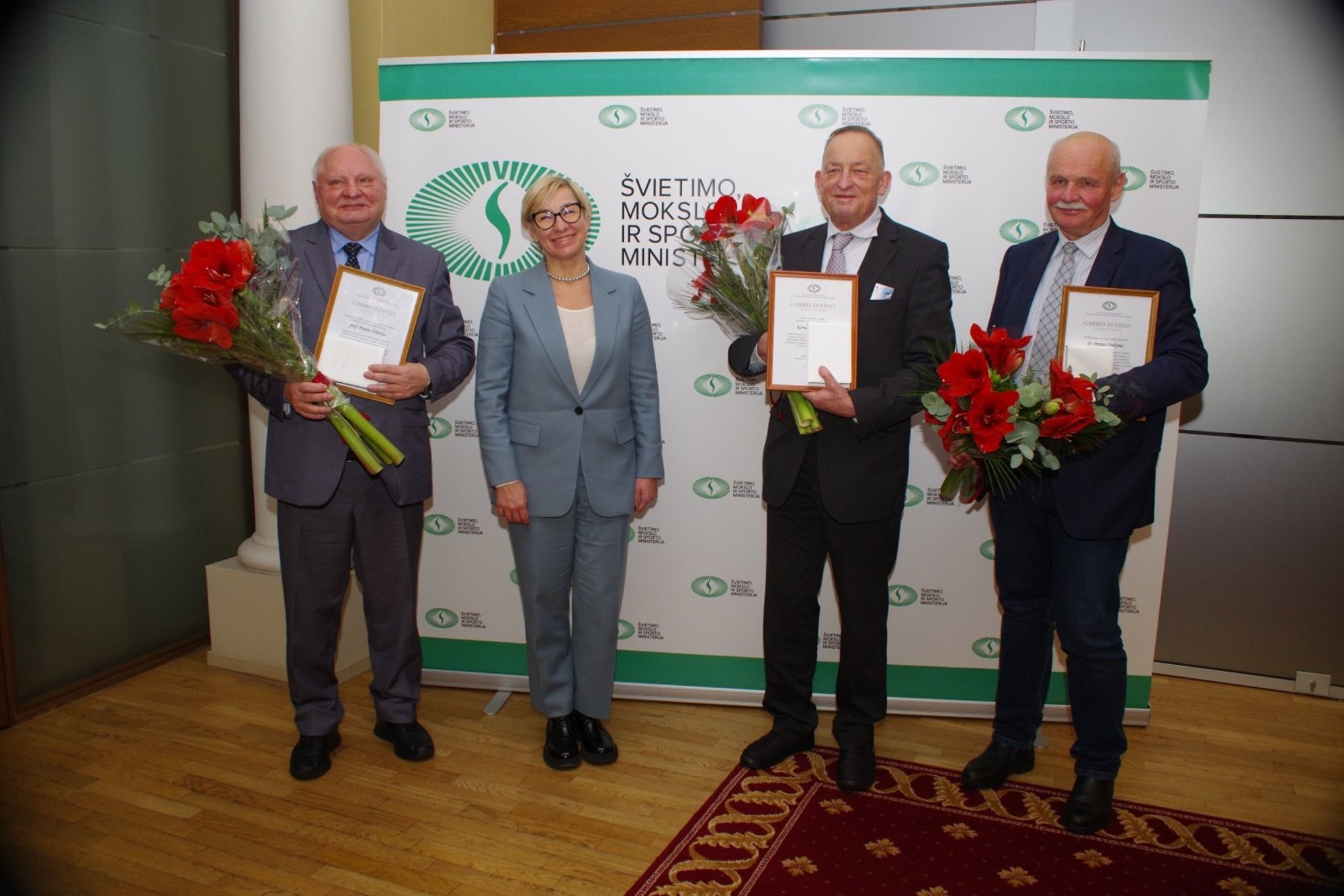 Įteikti Švietimo, Mokslo Ir Sporto Ministerijos Garbės ženklai - Delfi