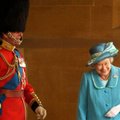 Internete plinta kikenančios karalienės Elžbietos II ir princo Philipo kadras, už kurio slypi karališkąją šeimą prajuokinęs netikėtumas